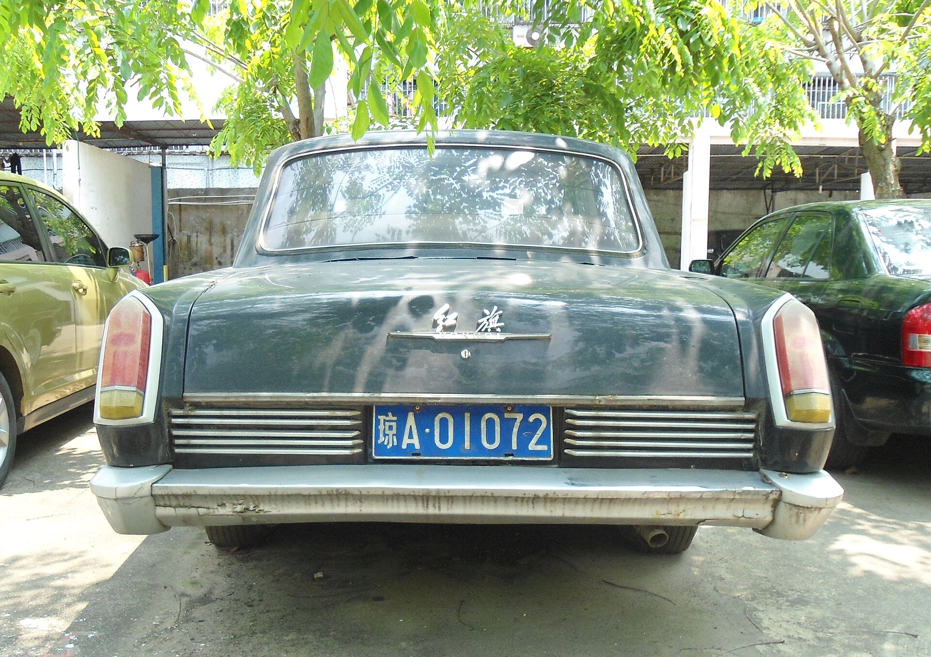 Eine Hongqi-CA770-Limousine von hinten, mit Rote-Fahne-Schriftzug, verchromter Stoßstange und doppelten Heckleuchten