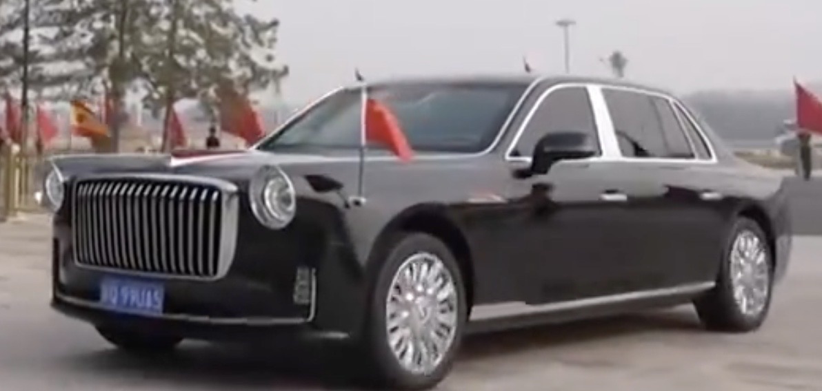 Eine schwarze Hongqi-L5-Staatslimousine mit chinesischen Flaggen auf den Kotflügeln