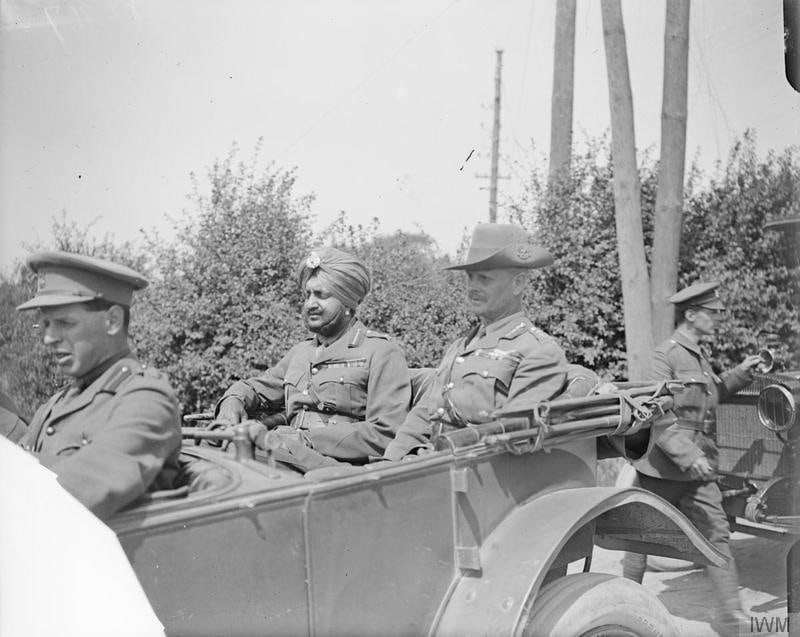 Bhupinder Singh, Maharadscha von Patiala, im Fond eines offenen Automobils mit einem britischen General bei Annezin, Frankreich, Juli 1918