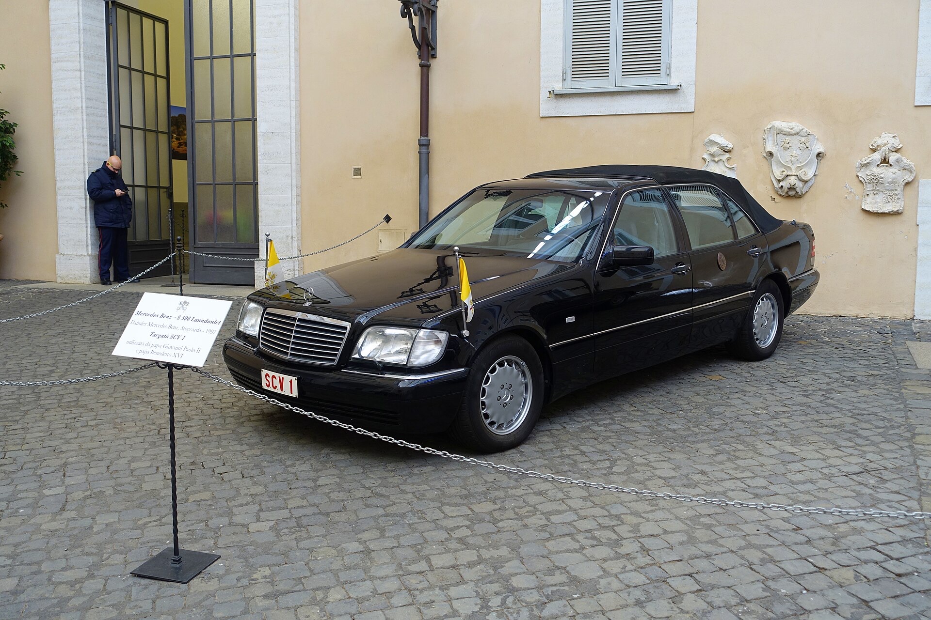 Ein schwarzer Mercedes-Benz S 500 Landaulet von 1997, genutzt von Johannes Paul II. und Benedikt XVI., mit dem Kennzeichen SCV 1, ausgestellt in Castel Gandolfo