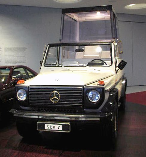 Das 1980 für Papst Johannes Paul II. gebaute Papamobil auf Mercedes-Benz 230 G mit seiner hohen Glaskabine, in einem Museum