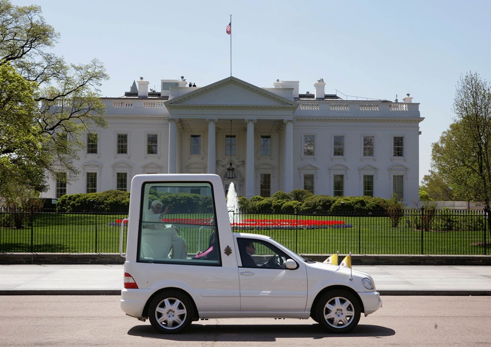 Ein weißes Papamobil mit gläserner Fondkabine fährt im April 2008 auf der Pennsylvania Avenue am Weißen Haus vorbei