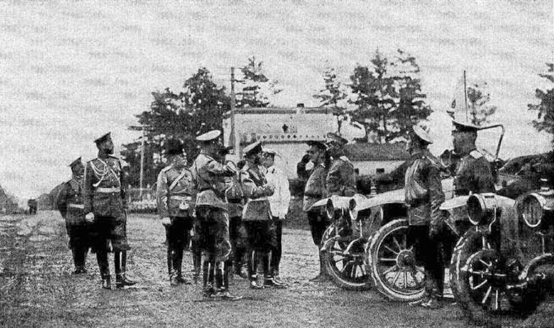 Funcionarios inspeccionan una fila de automóviles Russo-Balt en 1912, fotografía de archivo