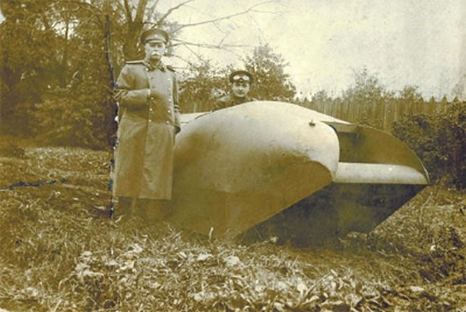 The Vezdekhod tracked prototype of 1915 with two officers beside it, archive photograph