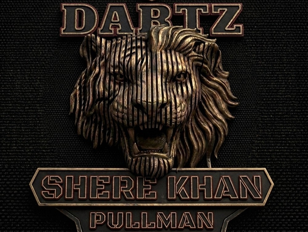 The DARTZ Shere Khan Pullman badge: a sculpted tiger head in sliced bronze between the DARTZ name and the Shere Khan Pullman plate