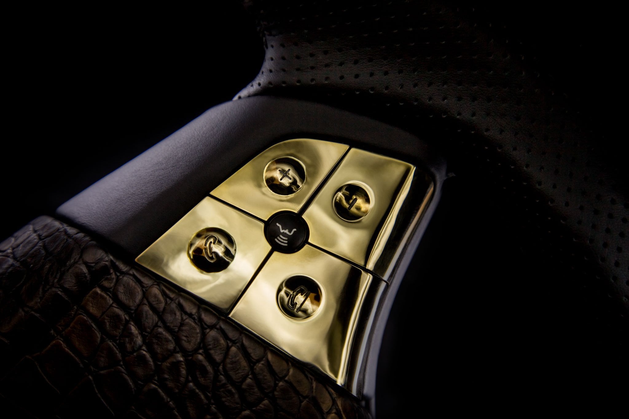 DARTZ steering wheel gold buttons