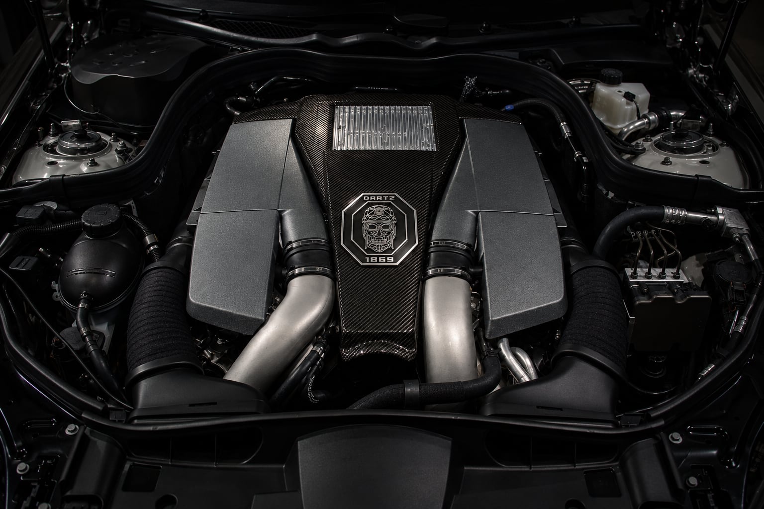 The twin-turbo engine of the Black Shark under a carbon cover with the DARTZ skull crest