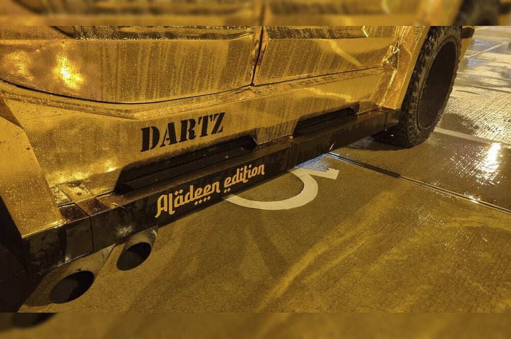 金色侧裙上的 DARTZ 与 Aladeen Edition 字样
